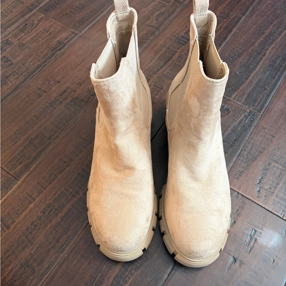Madden girl tan chunky 90’s platform Tessa Chelsea boots